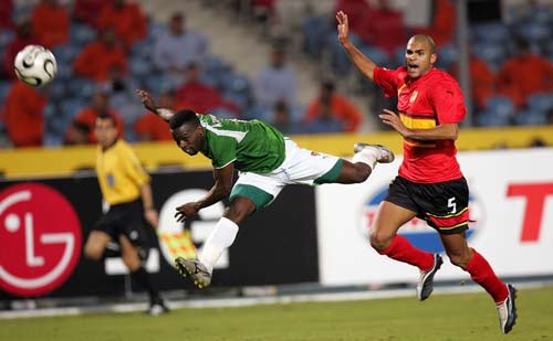 场面火爆，吉马良斯掐罗梅罗脖子逃过红牌