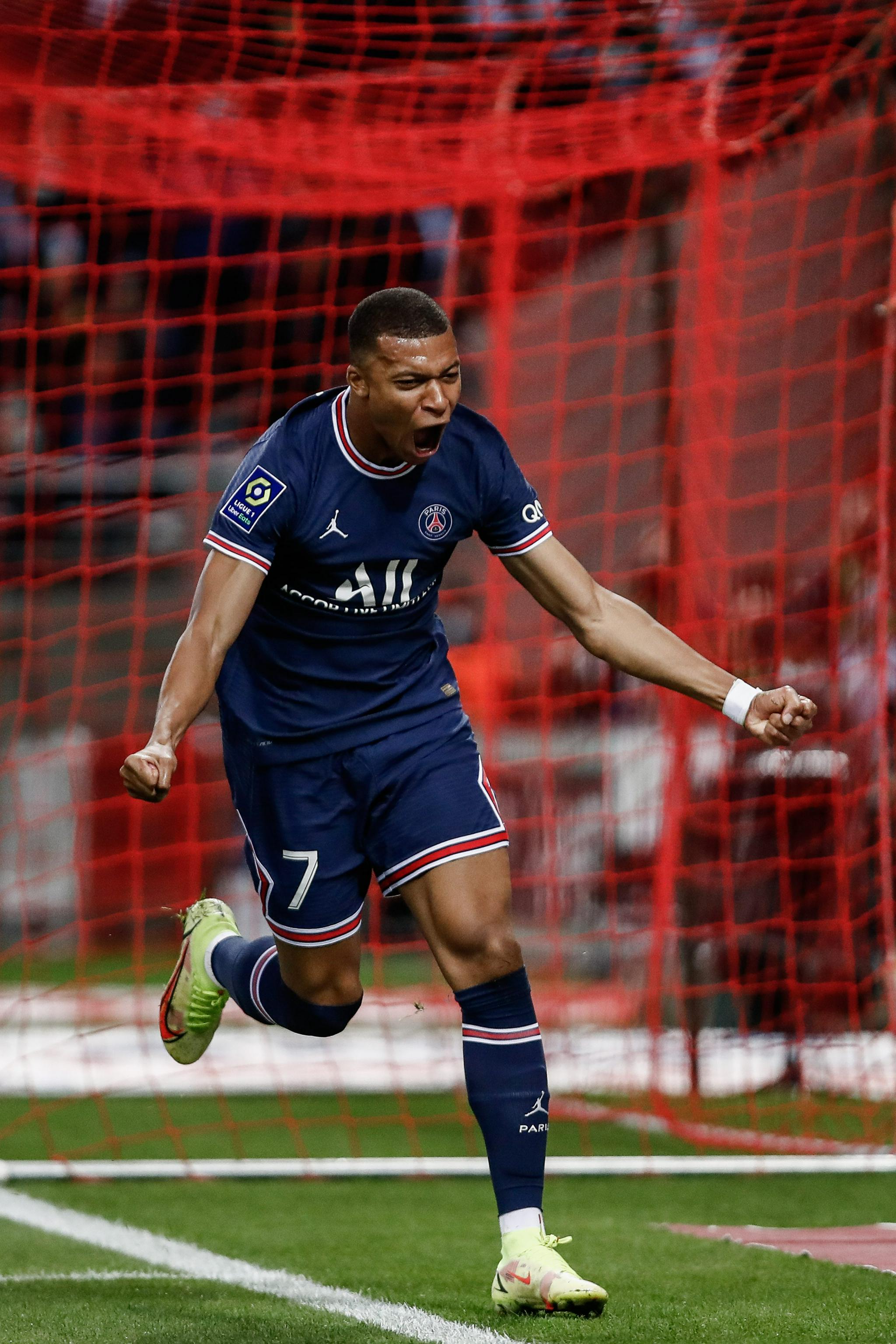 贝克汉姆发文庆祝球队夺冠，妻子、儿子、女儿齐现身，38岁梅西再创传奇