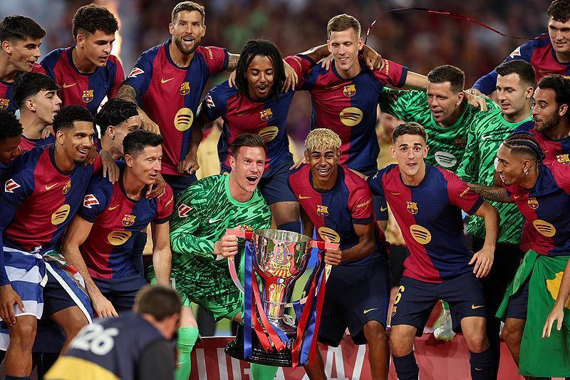 意大利队2026年球衣：蓝色底色外加树叶条纹，配以金色配饰（意大利队2026战袍：蓝色基调融入叶片纹理，辅以金色点缀）