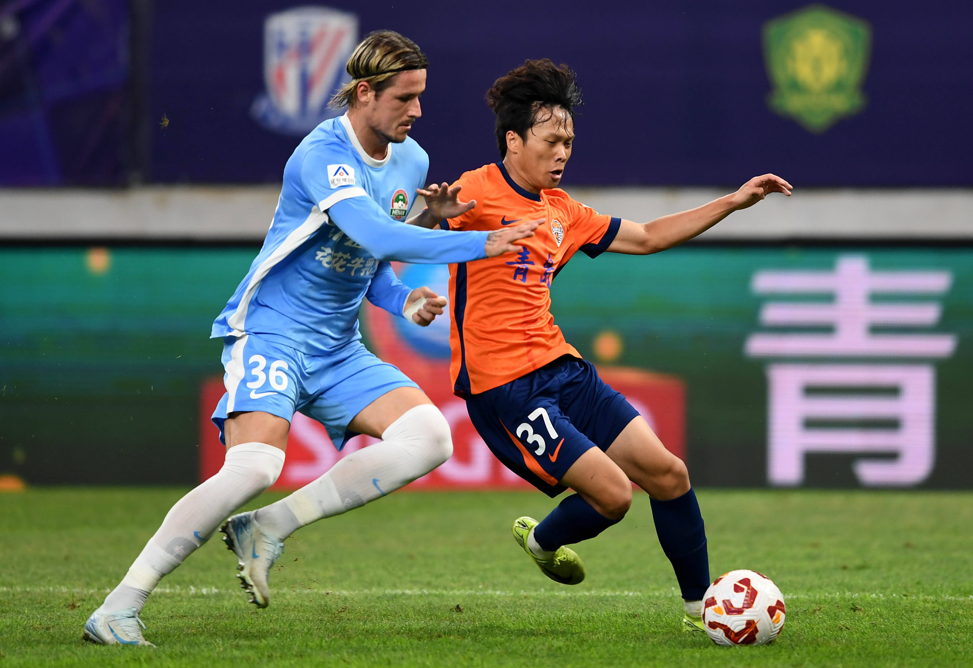 上场还早！广东新援走路一瘸一拐 首秀时间未知