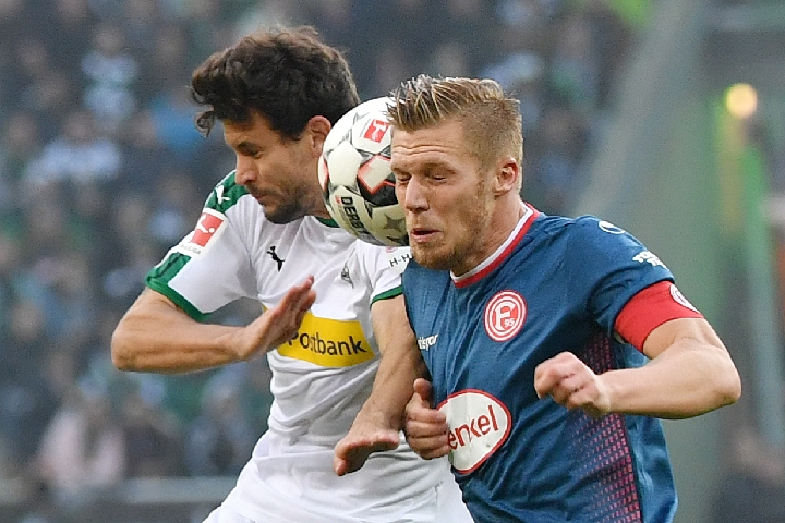 欧冠半场：蒂尔破门，阿尔瓦雷斯扳平，埃因霍温1-1马竞