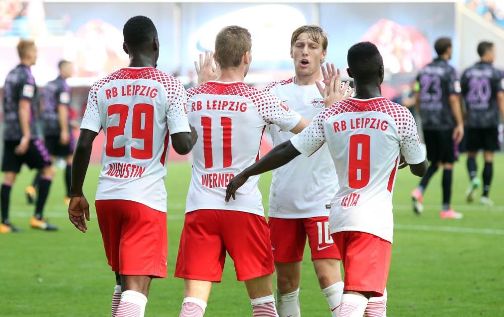 亚马尔开通油管账号：身穿路易斯·迪亚斯球衣展示自己的家（亚马尔入驻YouTube：穿路易斯·迪亚斯球衣带你参观自家住所）