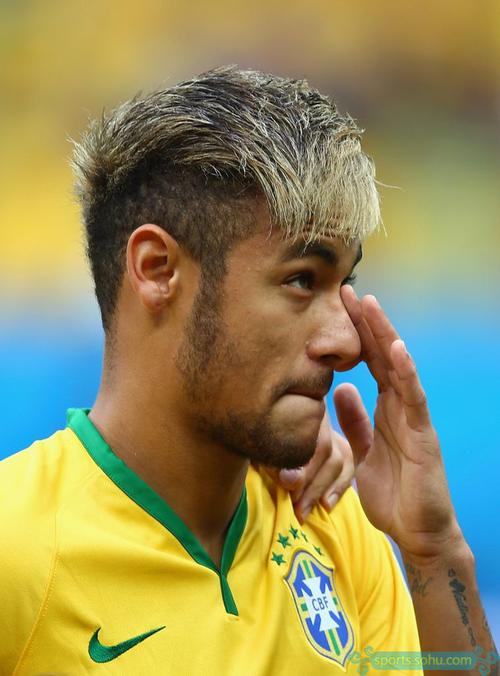 梅西因为足球改变性格！从天生内向到绝对领袖！（足球重塑梅西：从内向少年到无可争议的领袖）