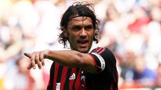 镜头语言，阿诺德上场镜头给到一位利物浦球迷亲吻队徽（阿诺德登场瞬间，镜头捕捉利物浦球迷亲吻队徽）