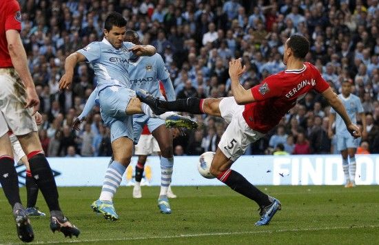 躺着进球，热那亚前锋科隆博在倒地情况下一脚完成破门