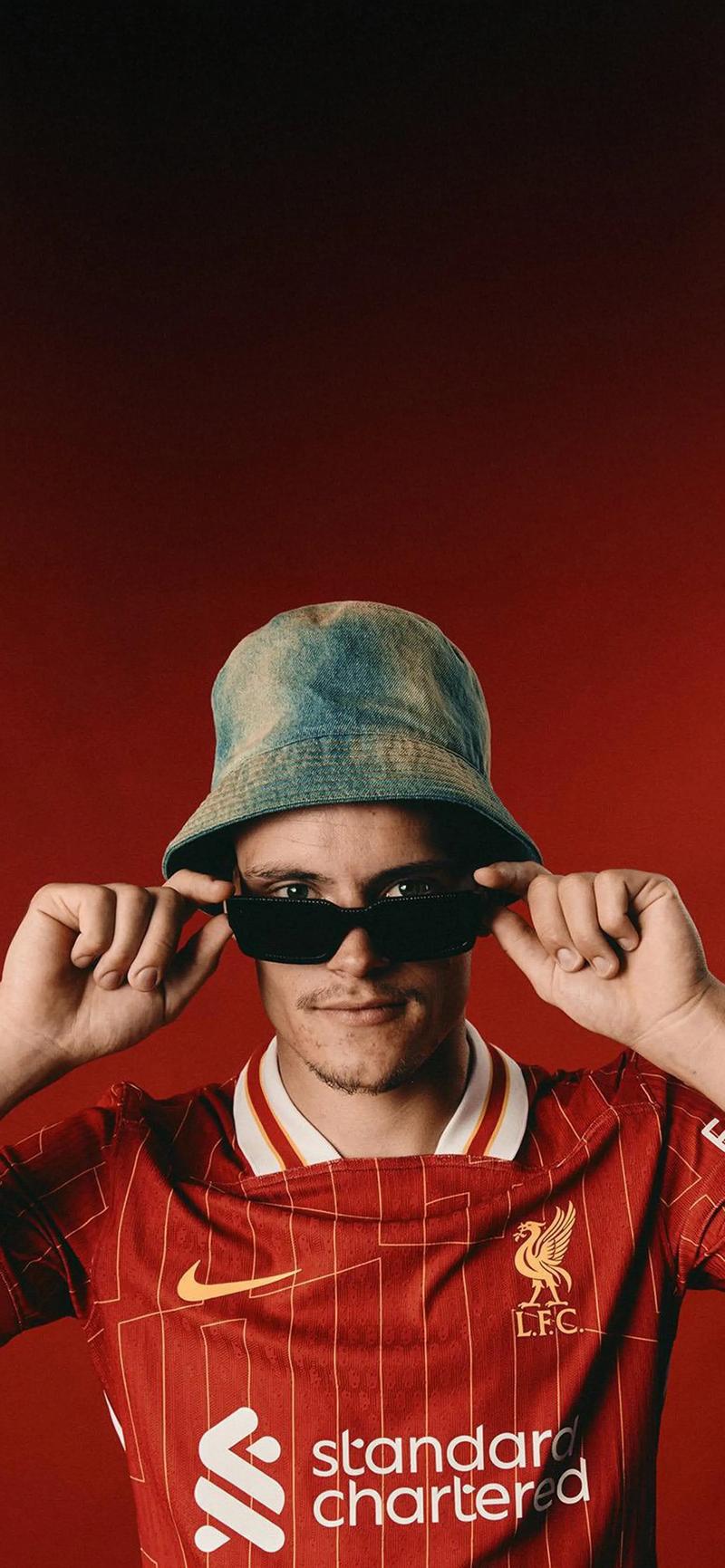 英国女歌手利帕现场观看阿根廷国家德比，并与里克尔梅合影