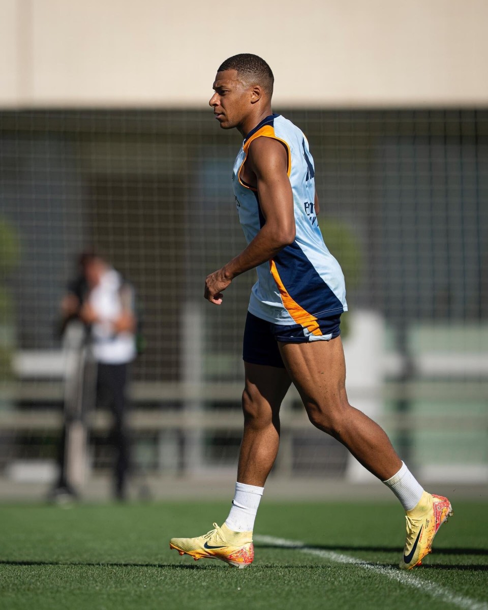 自意甲首秀以来代表同一球队参与超过100球，莱奥是同期第4人（自意甲处子秀至今，莱奥在同一俱乐部参与进球已超100次，排名同期第4）