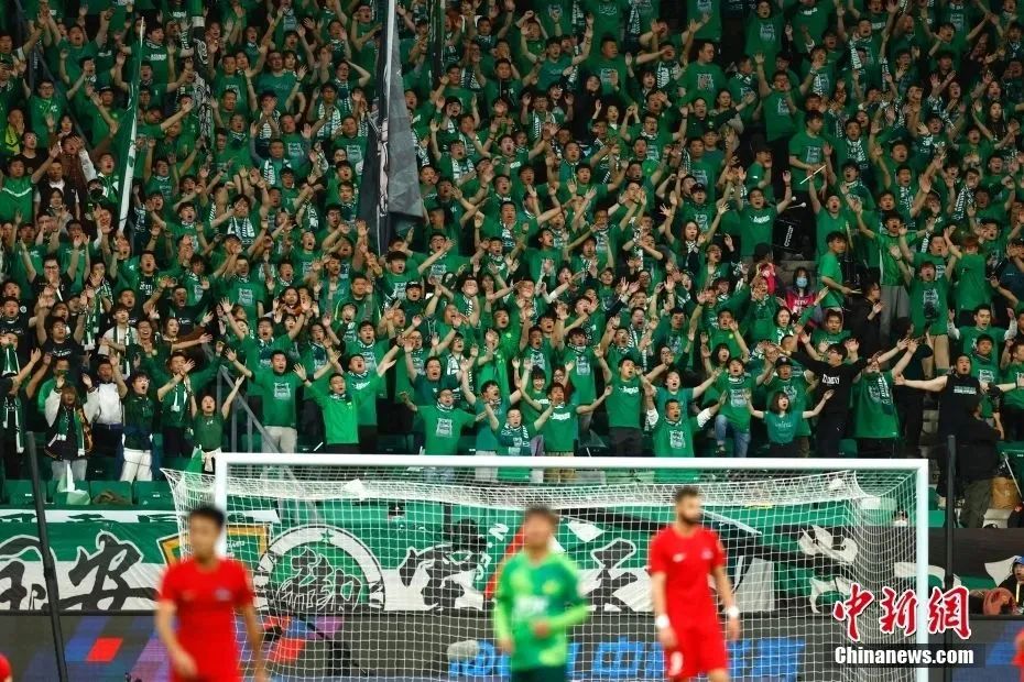前锋关键时刻破门，球队士气高涨